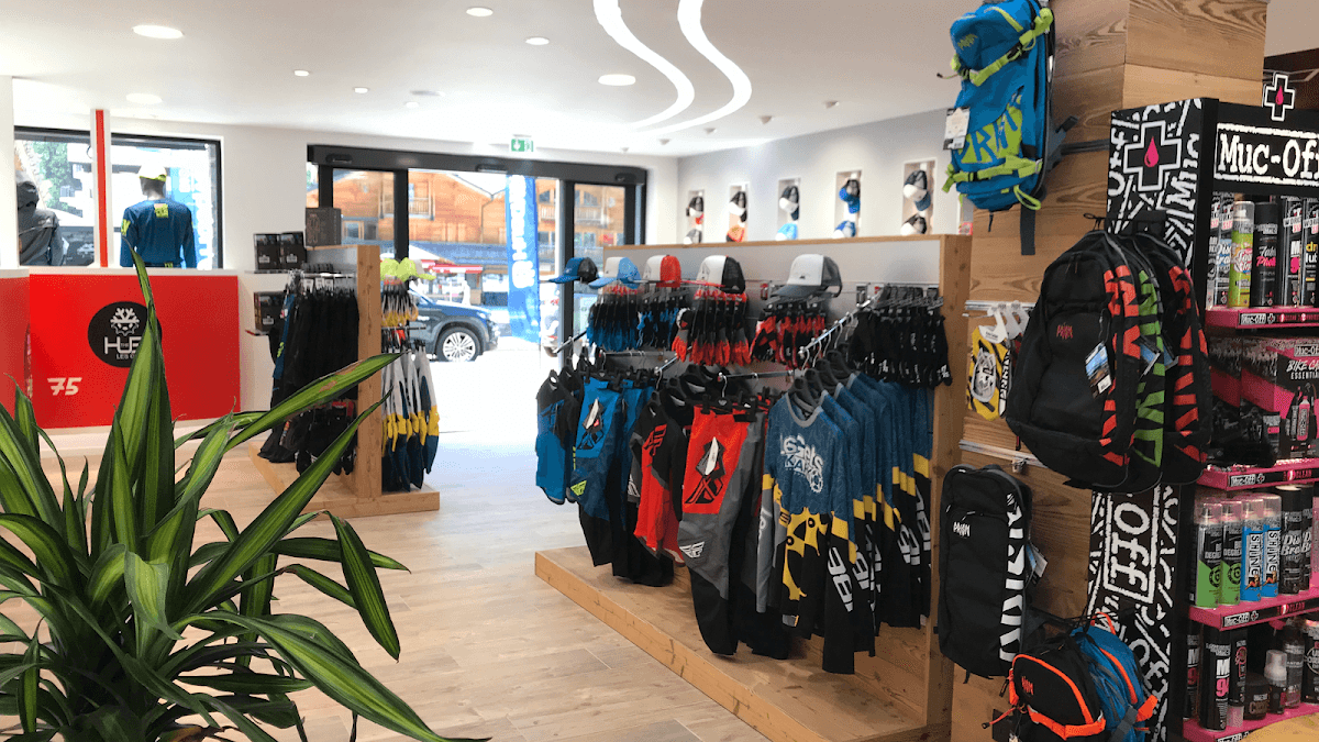 Netski. THE HUB Les Gets, ski rental shop in Les Gets